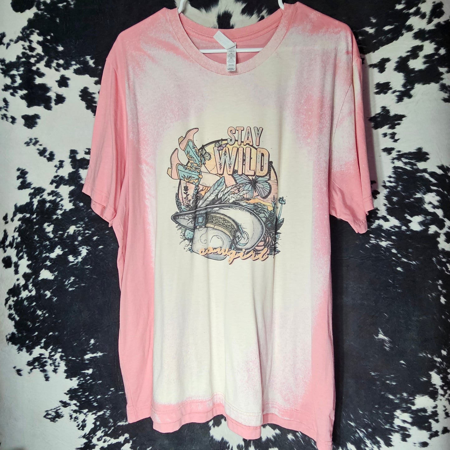 Stay Wild – Easy Outfit – Graphic Tee – chaos-ready tee mood for long days and late nights